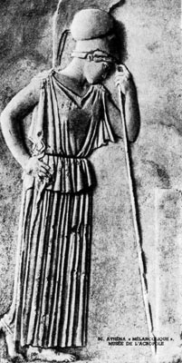60. «Меланхолическая» Афина. Рельеф, около 460 г. до н. э. Музей на Акрополе, Афины. В качестве эмблемы её власти на голове у богини шлем. Она одета в подхваченную поясом пеплу, которая ниспадает симметричными складками до щиколотки