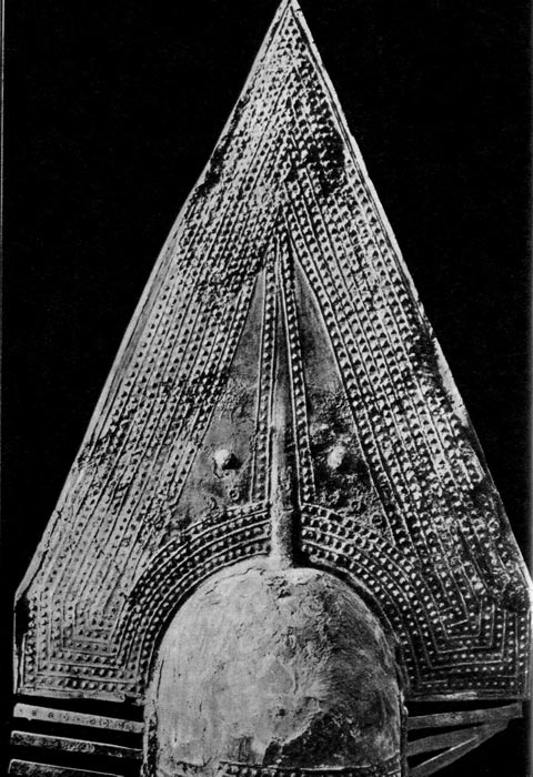 70. Большой шлем из бронзы. Этрурия, VII век до н. э. Национальный музей Вилла Джулия, Рим. 