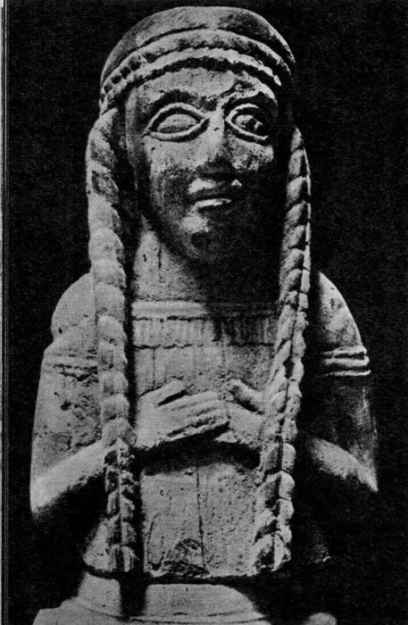 71. Статуя богини. Начало VI века до н. э. Этрусский музей, Хиуси. Типичная прическа этрусских женщин, которые заплетали волосы в косы