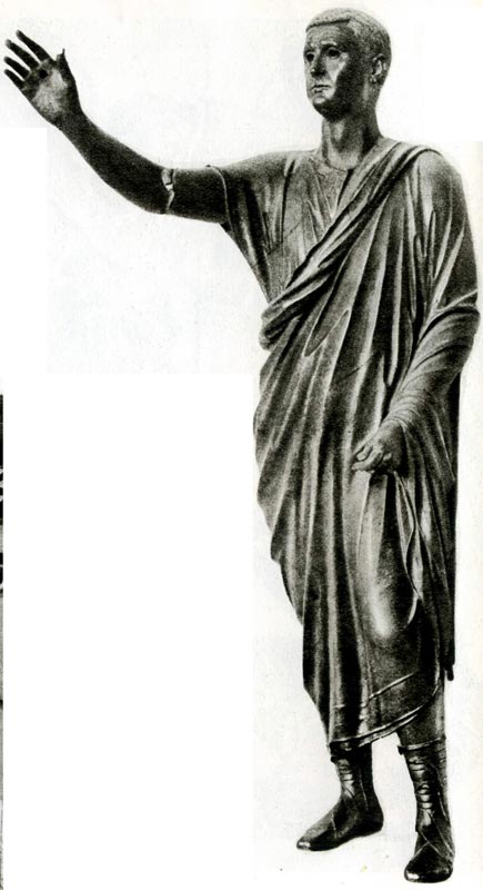 91. «Аррингатор» (Оратор). Бронзовая скульптура, I век м. э. Археологический музей, Флоренция. На тунику наброшена тога. Сандалии с широкими ремешками, которые зашнурованы намного выше щиколотки, называются калцеи