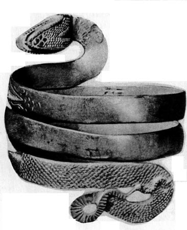 94. Браслет. Рим, I век н.э. Змея была символом плодородия и урожайности. Часто этот символ использовался как Декоративный момент, особенно на перстнях. 