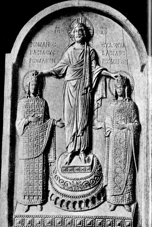 97. Христос коронует императора Романа и его супругу Евдоксию. Слоновая кость, рельеф на переплете Безансонского евангелия, X или XI век. Национальная библиотека, Париж. 