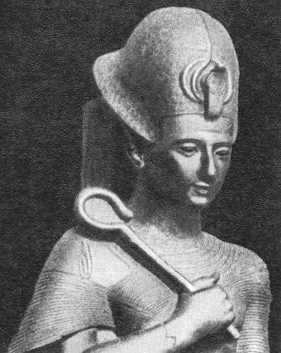 582. Статуя Рамзеса II (XIX династия). Синяя воинская корона с королевским символом. 