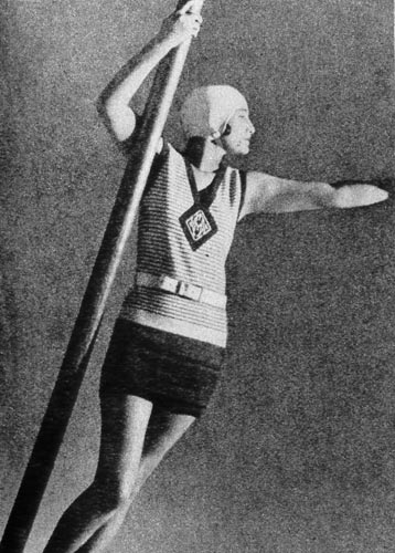 771. «Вог» (Vogue), 1928 г. Эскиз Жана Пату, в тридцатые годы на штанишки купальных костюмов надевается короткая юбочка и поясок. 