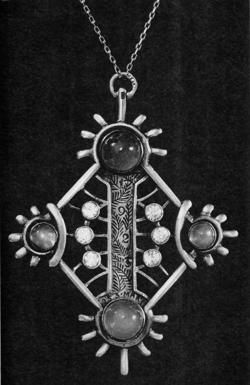 815. Золотая цепь с брелком, украшенным камнями и резьбой. 1923 г. Музей прикладного искусства, Прага. 